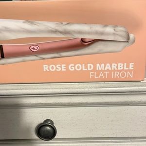 BNWT Rose Gold FoxyBAE flat iron